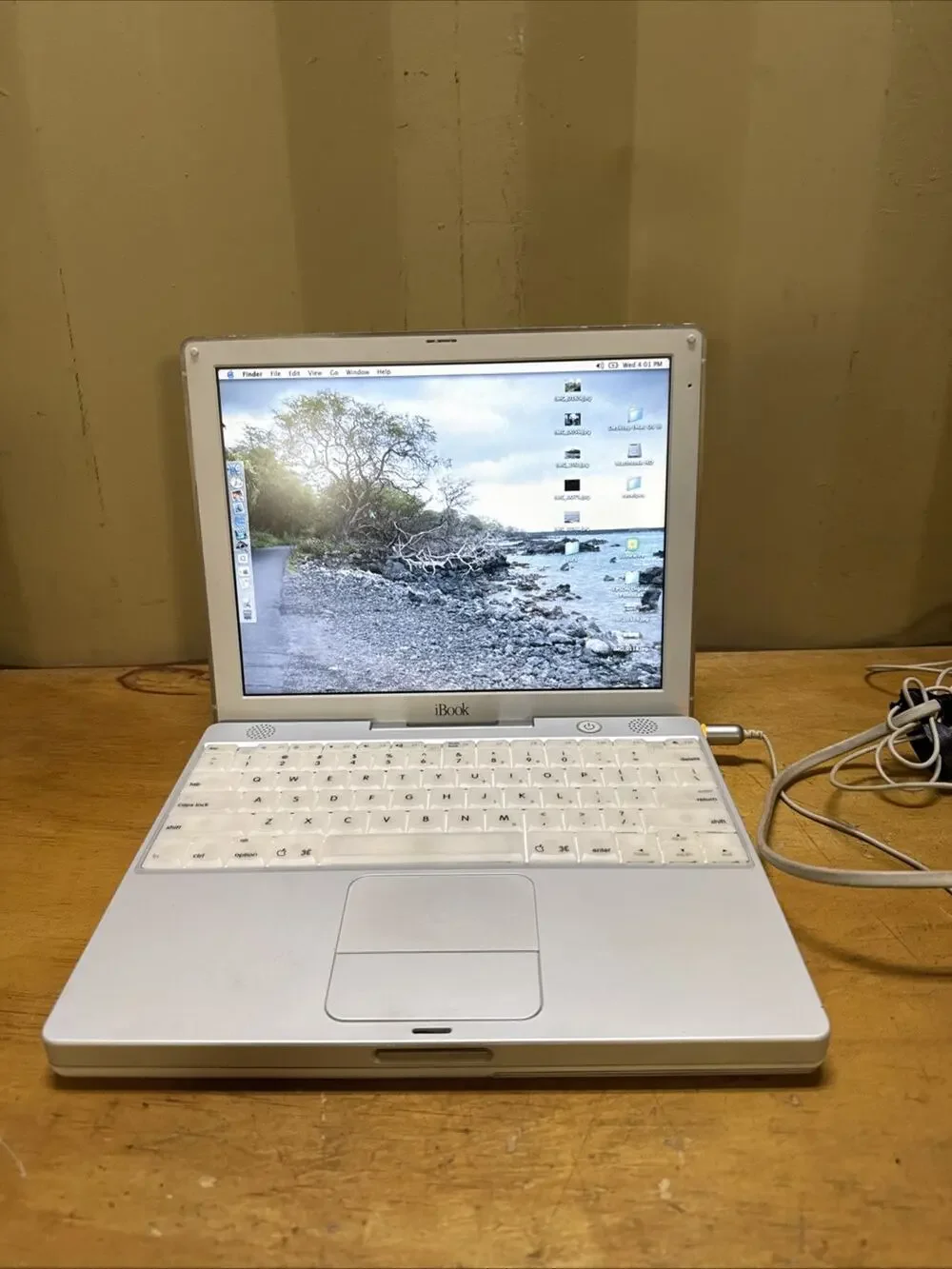 Vintage 2001 Apple iBook Laptop PowerPC G3 M6497 Power Tested